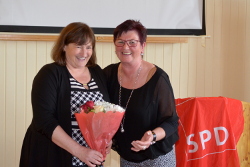Marianne Schieder und Romy Hermann Reisinger bei der JHV des SPD-OV Teublitz 2017