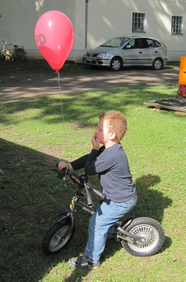 Kind auf Fahrrad mit Luftballon | Bild: SPD Teublitz Kind auf Fahrrad mit Luftballon