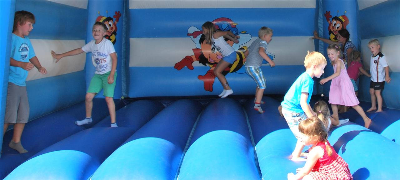 Kinder in der Hupfburg