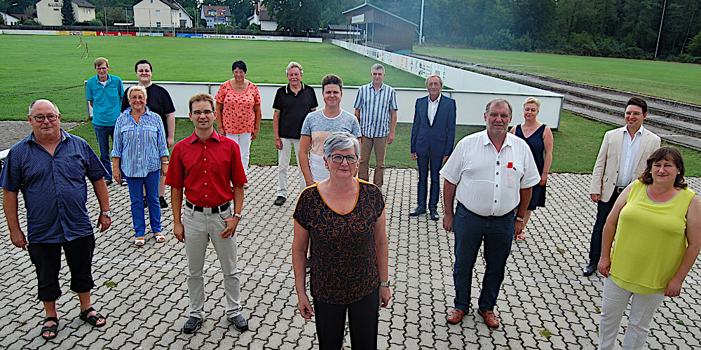 Mitglieder der Vorstandschaft beim Gruppenfoto mit Corona-Abstand
